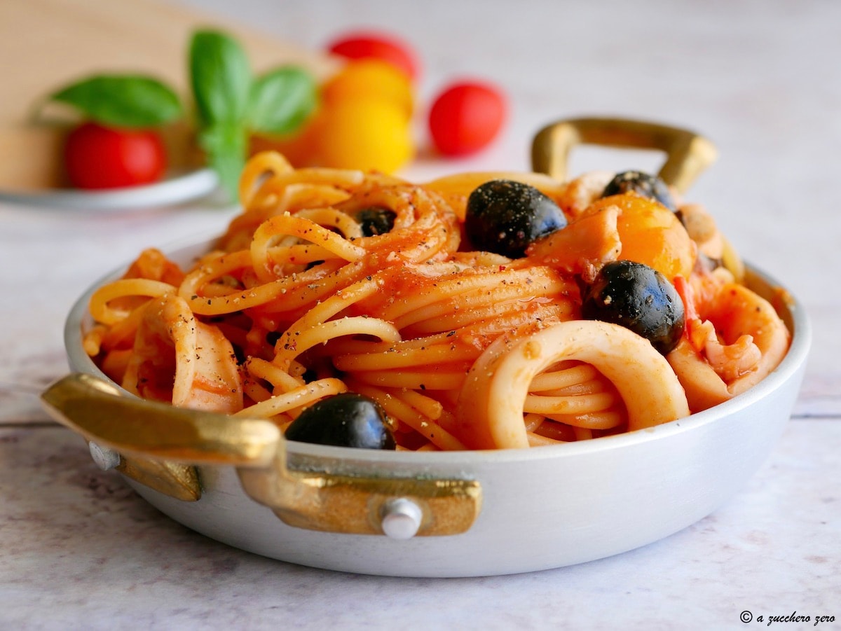 Massa com lulas e tomates cereja