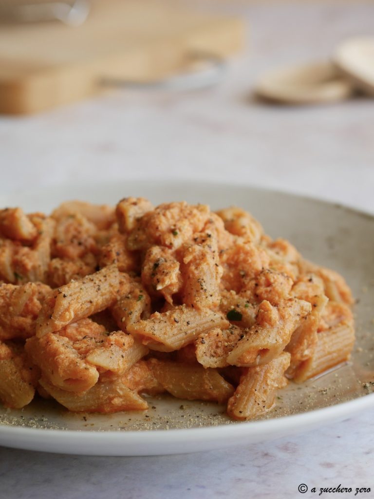 Massa com salmão fresco e molho de tomate sem creme de leite