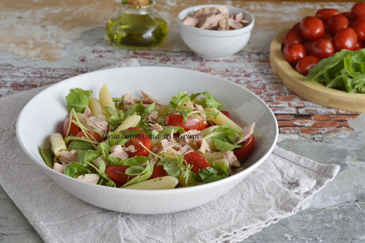 Massa com tomatinhos, atum e rúcula