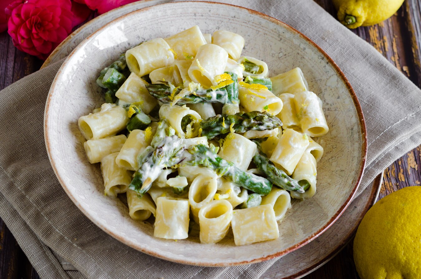 Massa cremosa e perfumada de aspargos e limão, fácil e rápida de preparar!