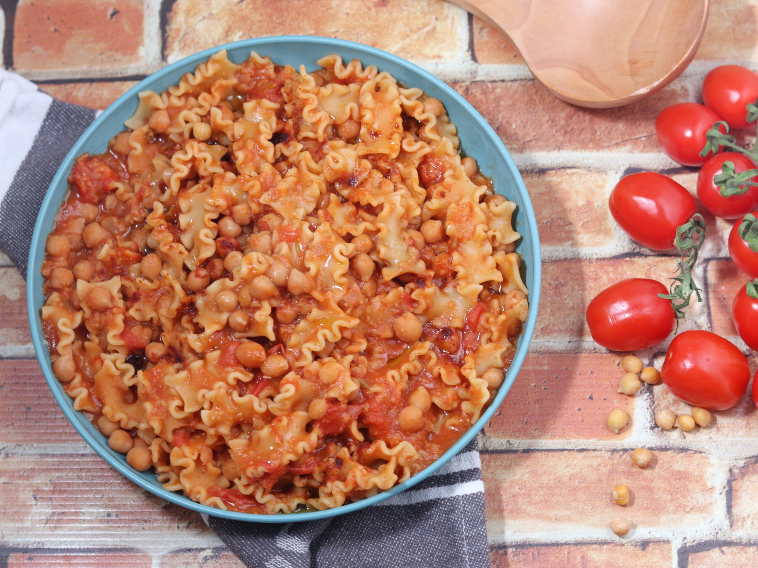 Massa de grão-de-bico e tomatinhos
