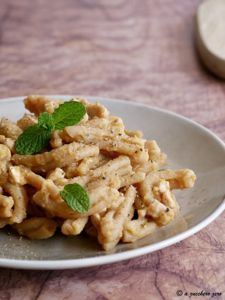 Massa com peixe-espada e berinjela à menta light | receita siciliana leve