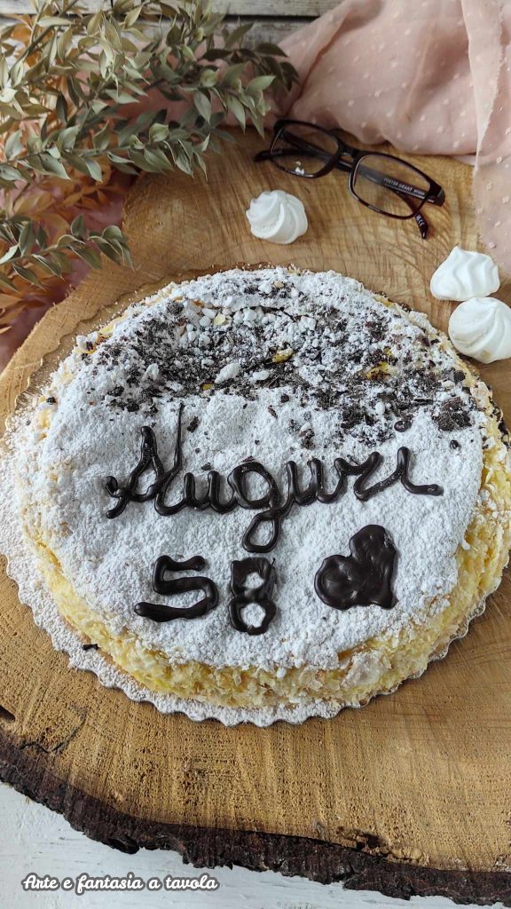 Mil-folhas feita em casa com creme de confeiteiro e merengue