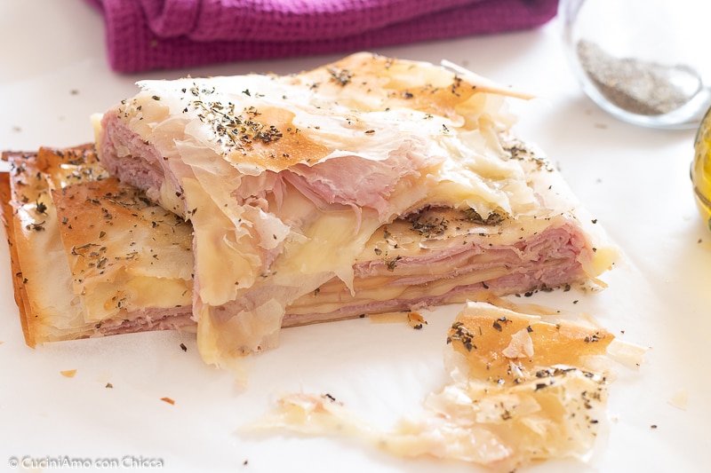 Mil-folhas salgada com presunto e queijo