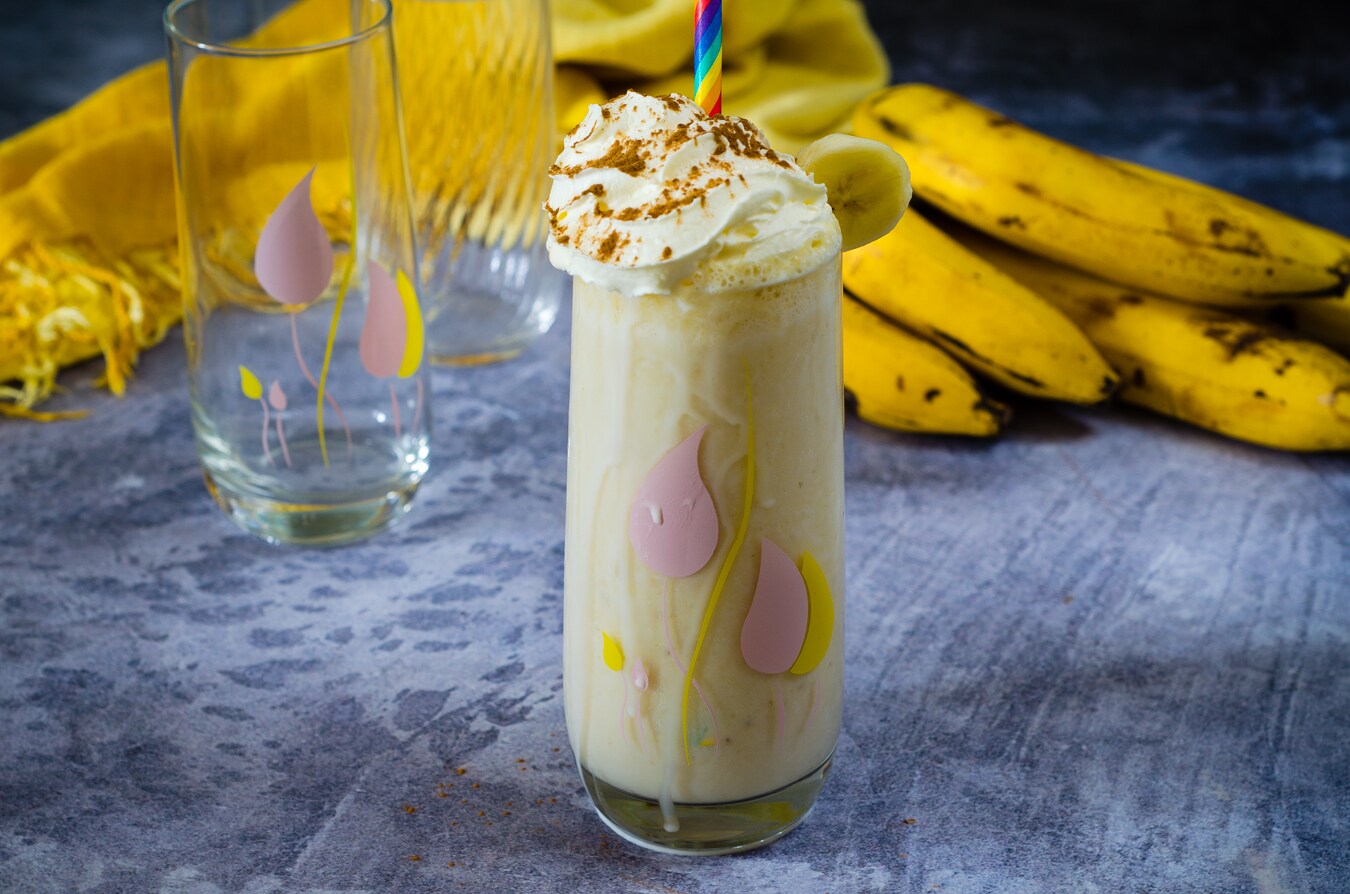 Milkshake de banana cremoso, fresco e fácil de preparar
