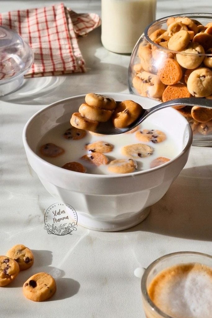 Mini Cookies de Iogurte com Gotas de Chocolate: perfeitos para mergulhar no leite