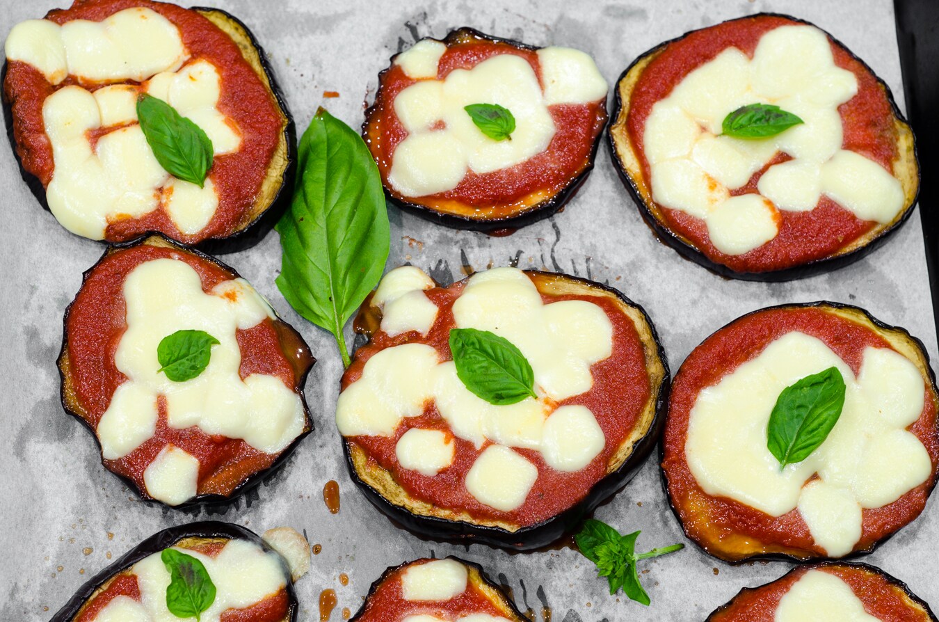 Mini pizzas de berinjela assada, leves, fáceis e deliciosas