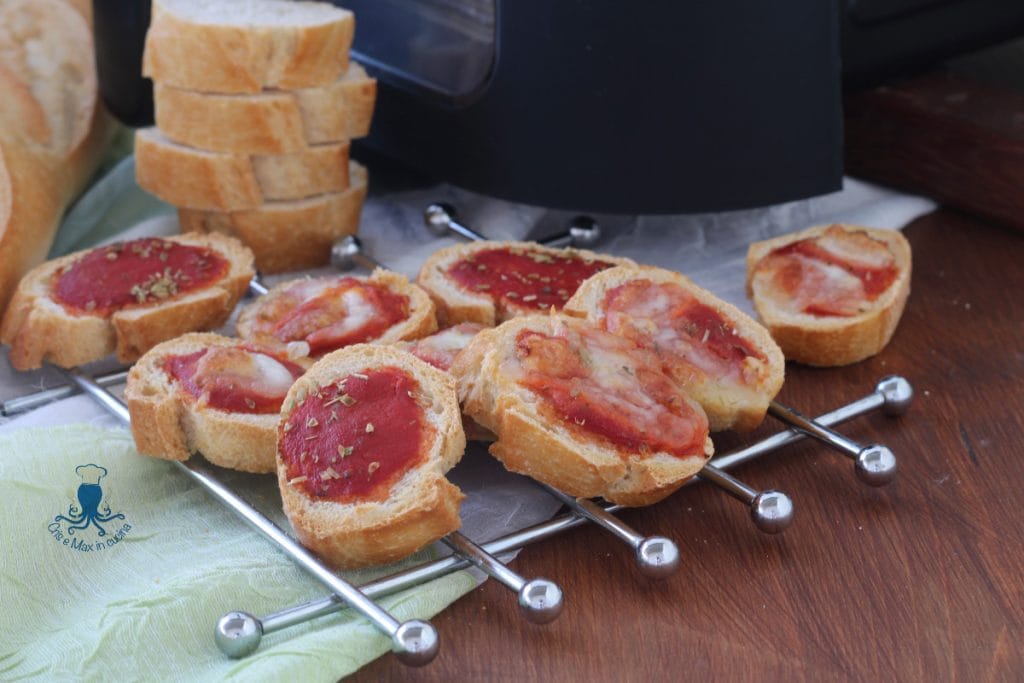 Mini pizzas de pão amanhecido na fritadeira elétrica