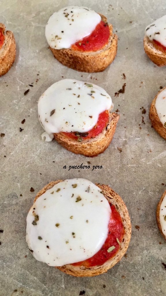Mini pizzas de pão integral margherita
