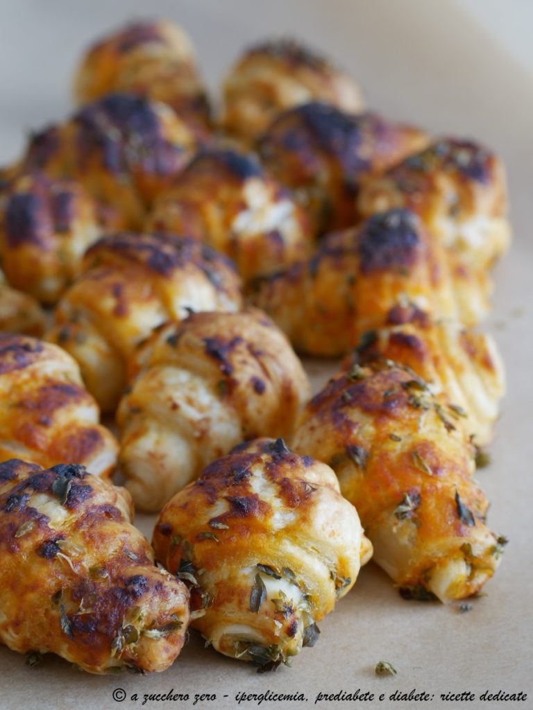 Mini salgadinhos de massa folhada light ao estilo pizzaiola