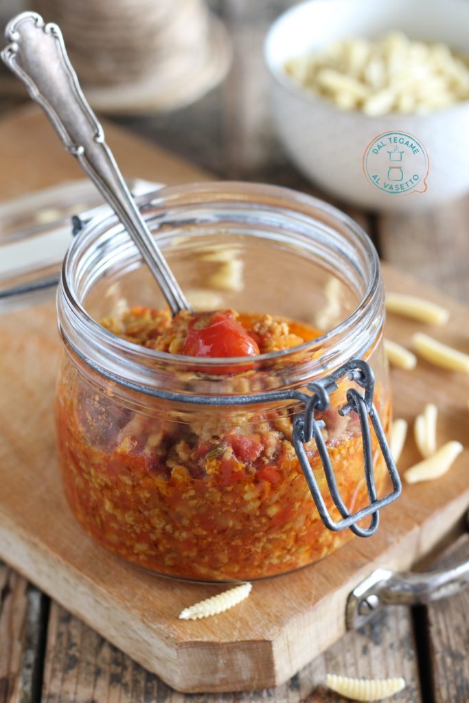 molho com linguiça e tomate típico da Sardenha chamado campidanese cozido no pote no micro-ondas com a técnica da vasocottura