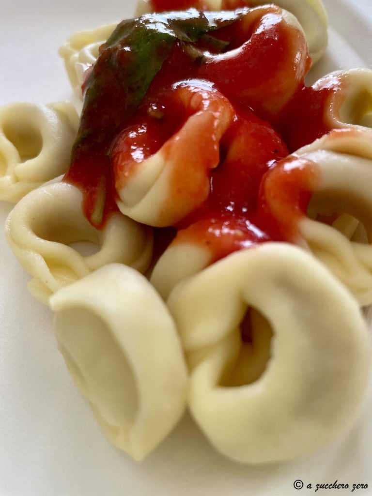 Molho de tomate cereja tortellini