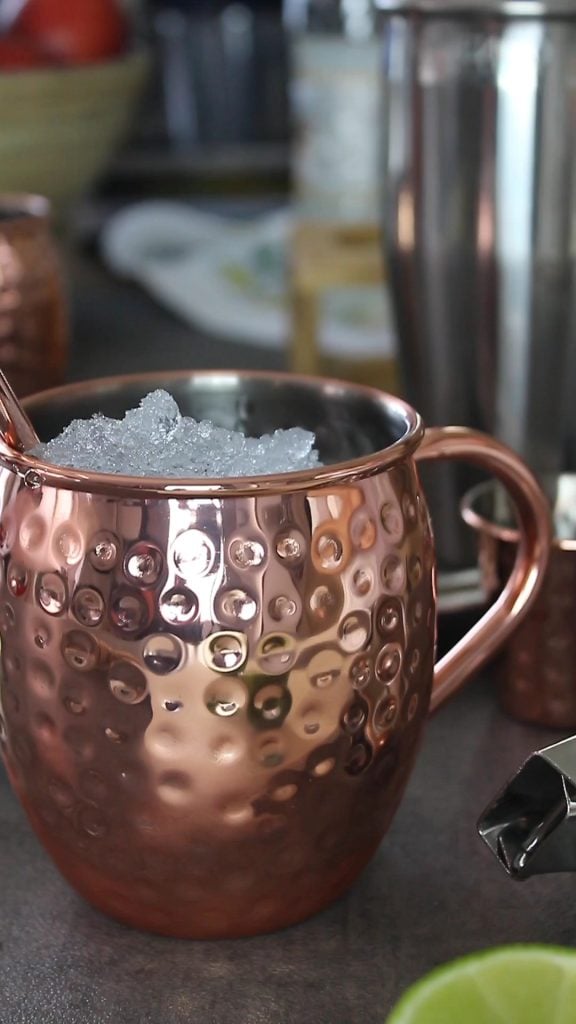gelo para preparar o Moscow Mule