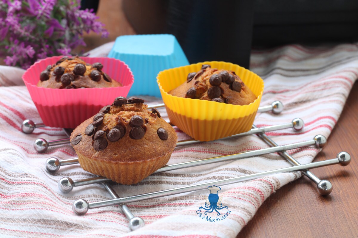 Muffin de banana e gotas de chocolate na fritadeira a ar