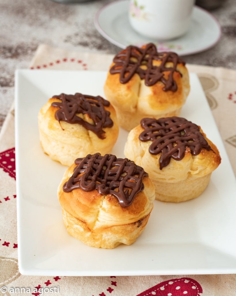 Muffin brioche ou cruffin com Nutella