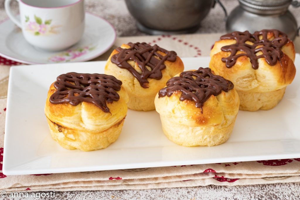 Muffin brioche ou cruffin com Nutella