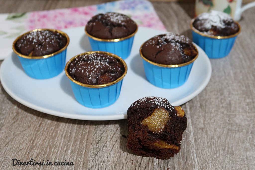 Muffin de cacau e pêssegos