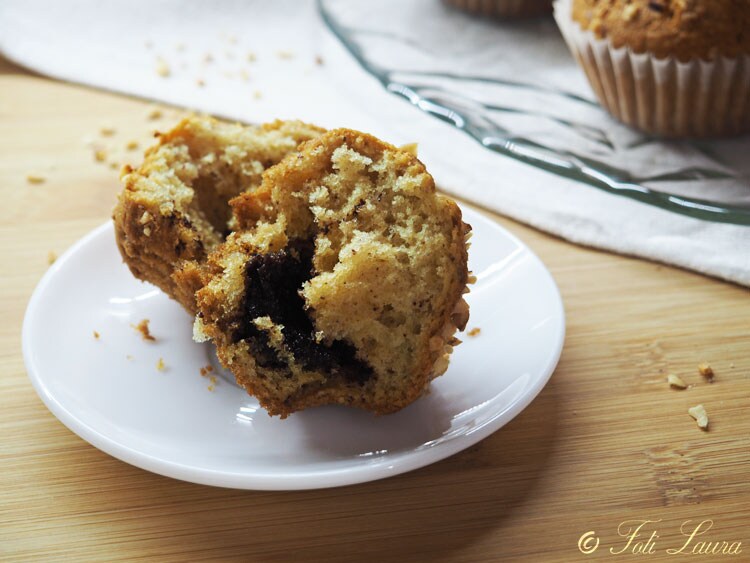 Abertura do muffin de avelãs com creme de avelãs