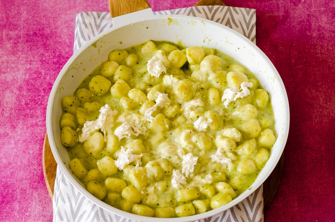 Nhoque com pesto e burrata, cremoso e filante!