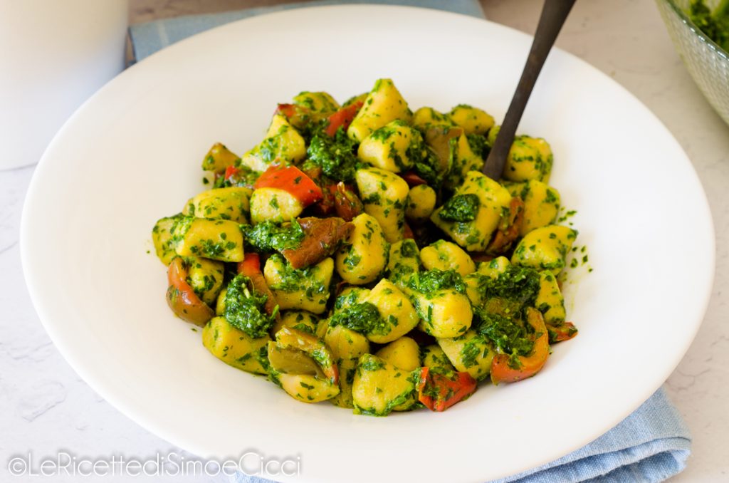 Nhoque de grão-de-bico feito em casa com pesto de rúcula e pimentões