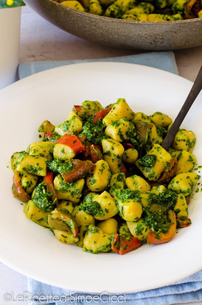 Nhoque de grão-de-bico feito em casa com pesto de rúcula e pimentões