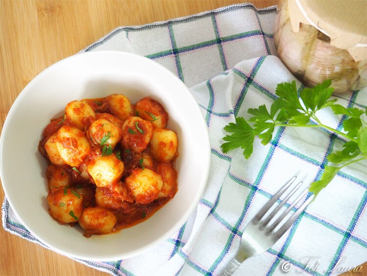 Nhoques de batata ao molho com atum e anchovas: prato principal rápido e saboroso