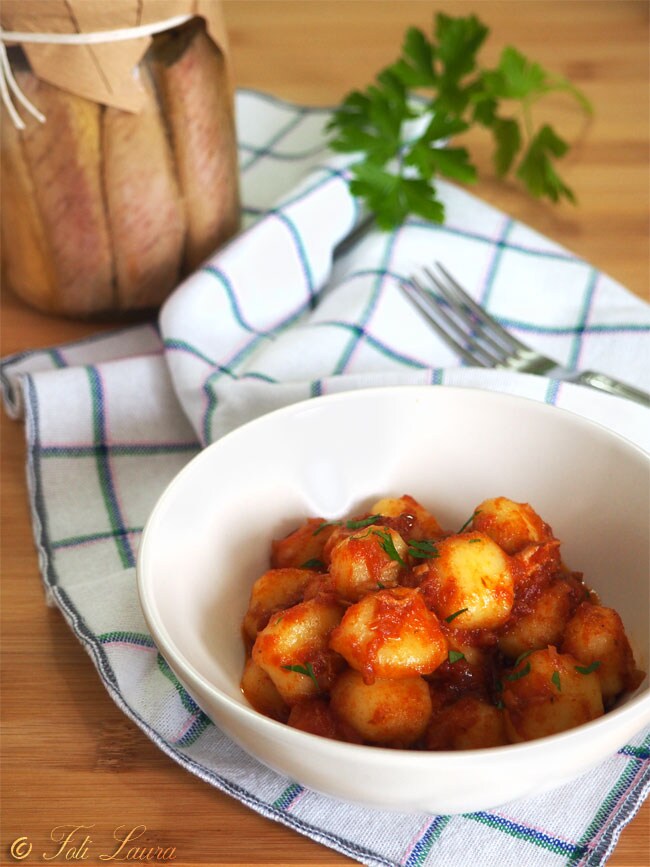 Nhoques de batata ao molho com atum e anchovas