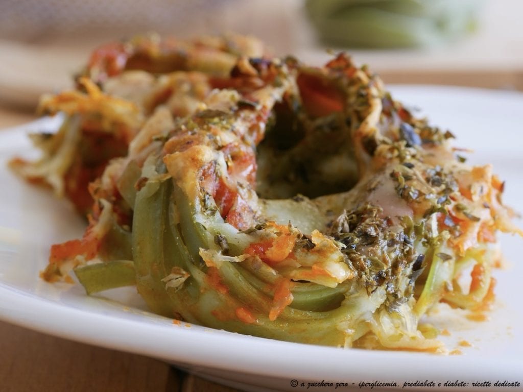 Ninhos de talharim verde ao forno com tomate e mussarela