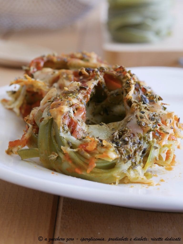 Ninhos de talharim verde ao forno com tomate e mussarela