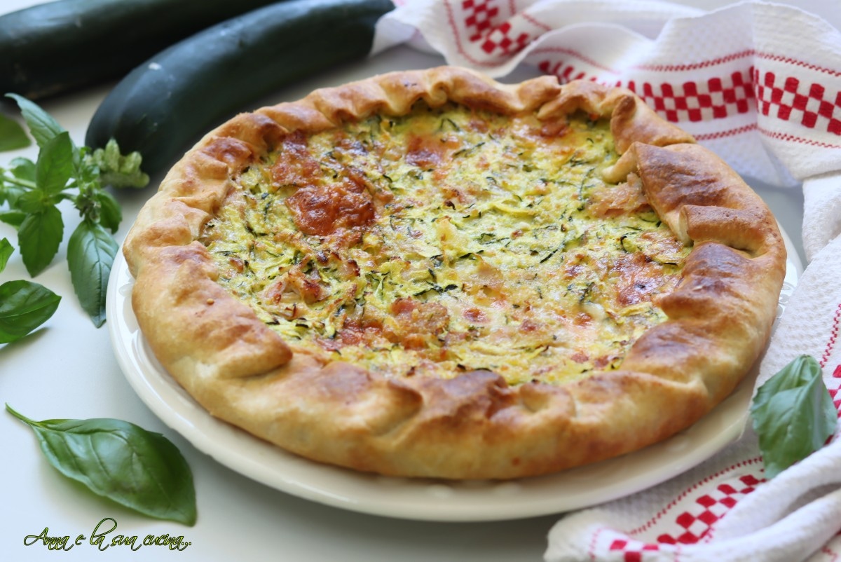 Torta salgada de massa folhada integral com abobrinha e presunto