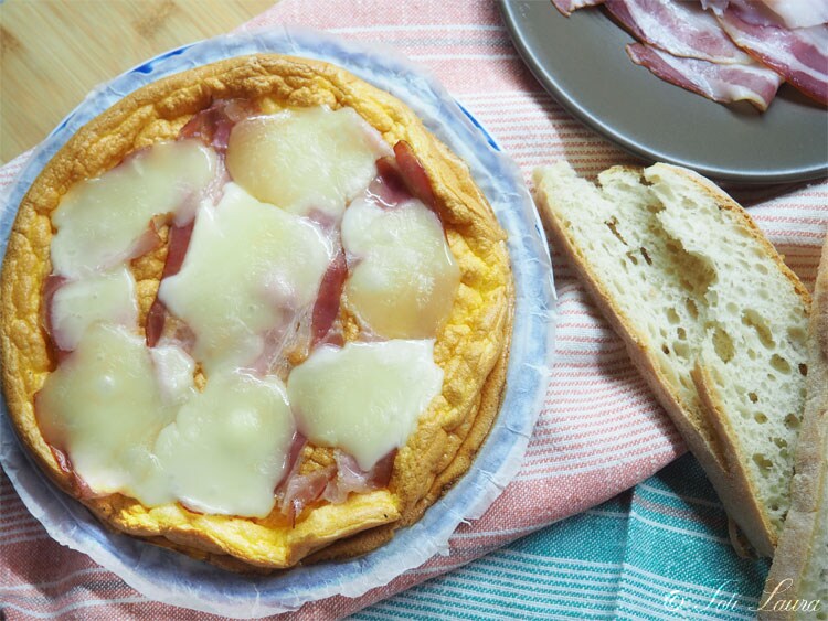 Omelete aerada de forno com bacon defumado e taleggio: receita fácil e saborosa