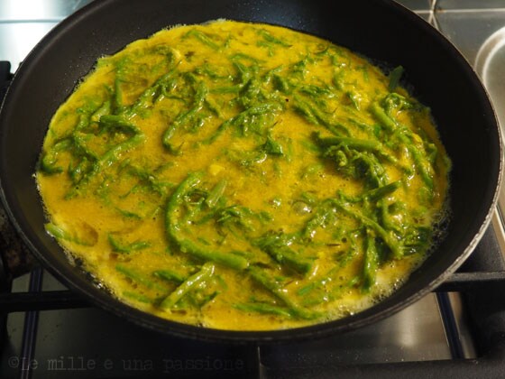 Omelete com os aspargos na frigideira