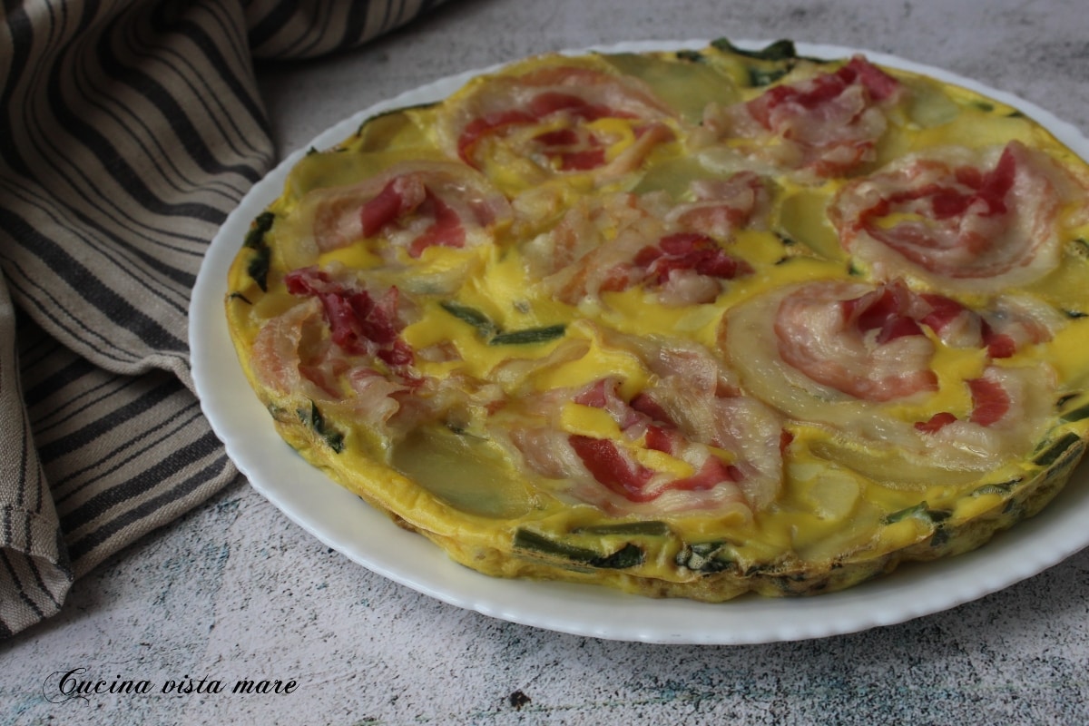 Omelete de batatas, vagens e bacon