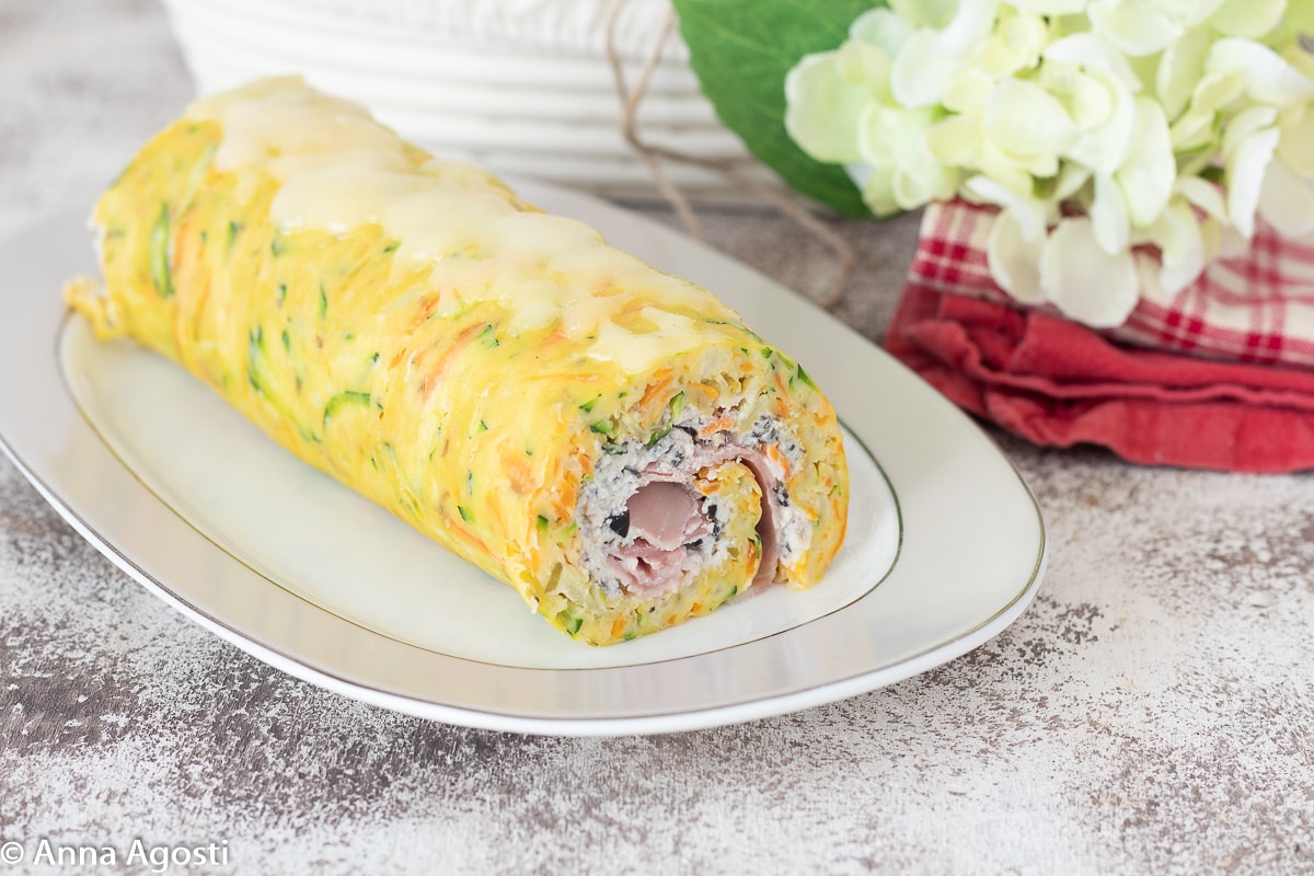 Omelete enrolado de abobrinha e cenoura passado no forno