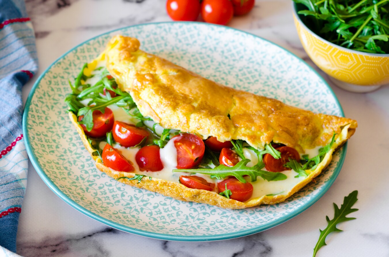 Omelete tomate cereja, rúcula e mussarela
