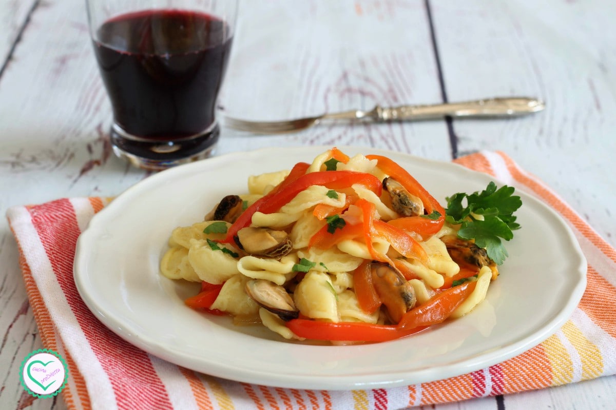 Orecchiette com mexilhões e pimentões