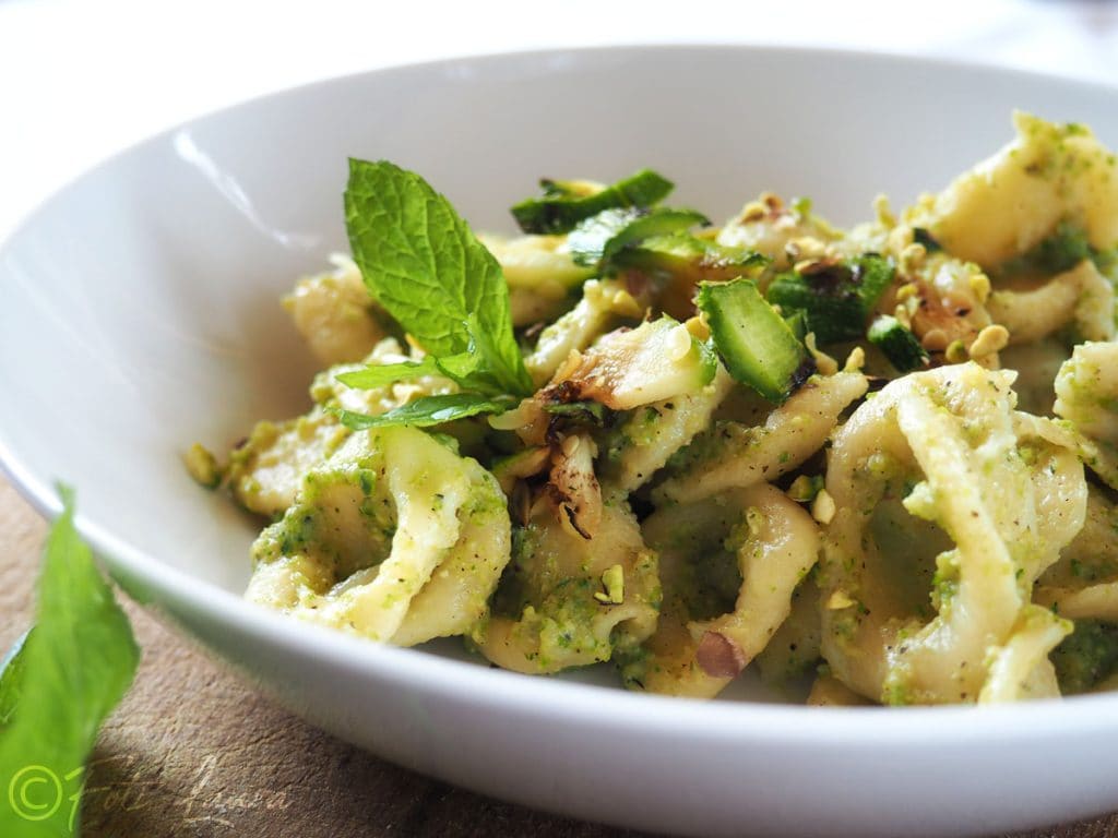 Orecchiette com pesto de abobrinha e pistache