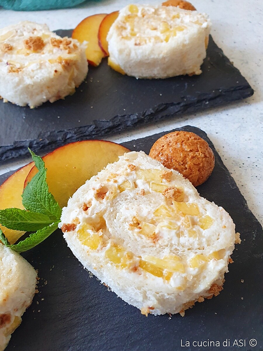 Rolinhos doces com pão de forma, pêssegos e amaretti