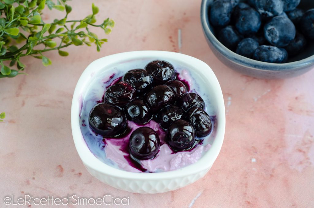 Overnight porridge com mirtilos