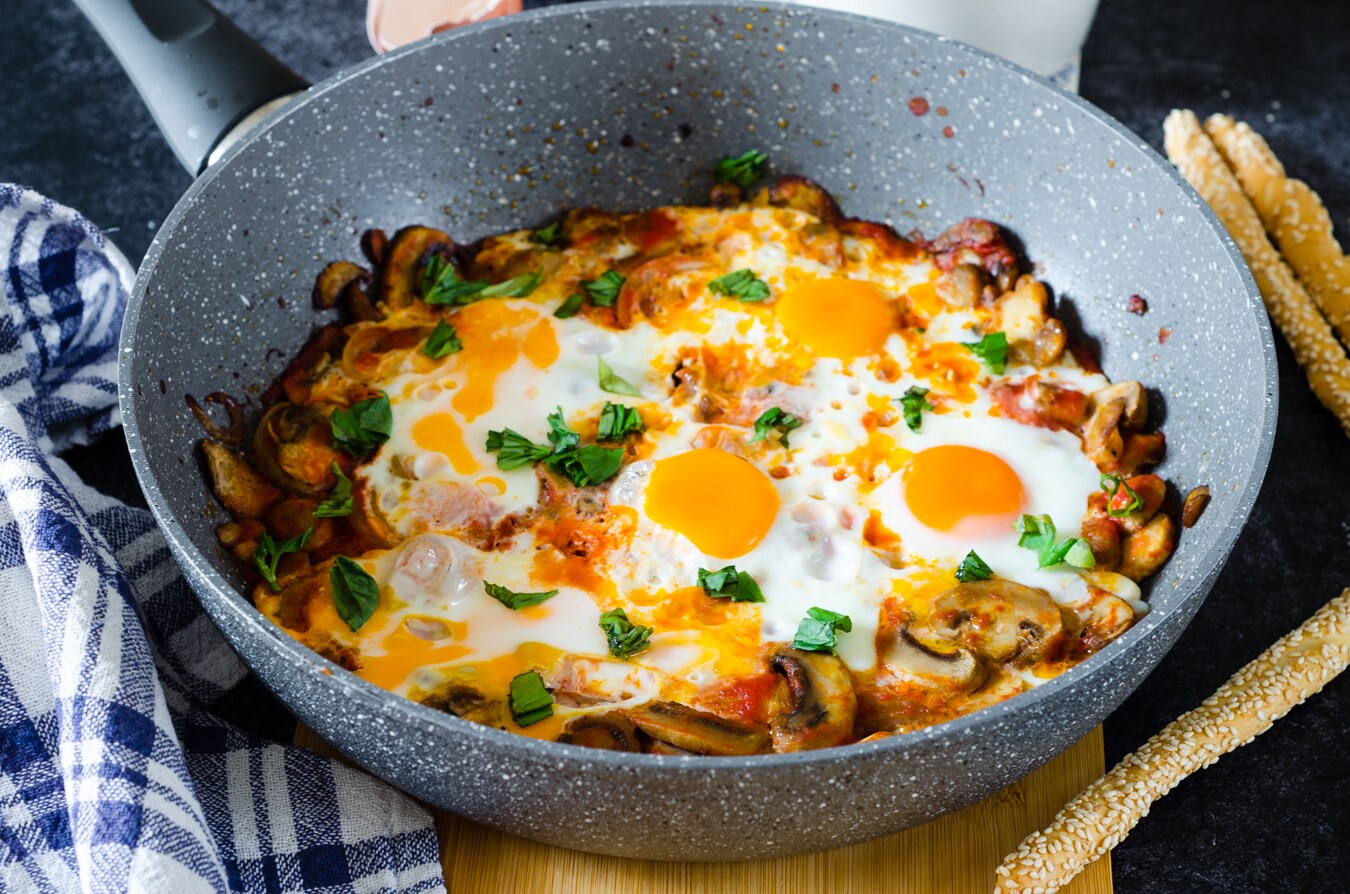 Ovos com cogumelos na frigideira, um prato perfeito para o almoço e o jantar