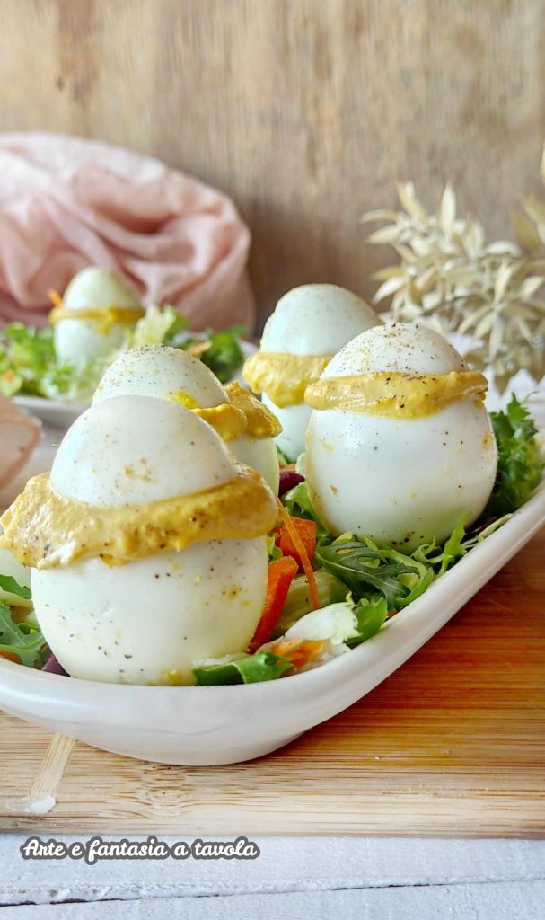 Ovos cozidos recheados com atum entrada para Páscoa