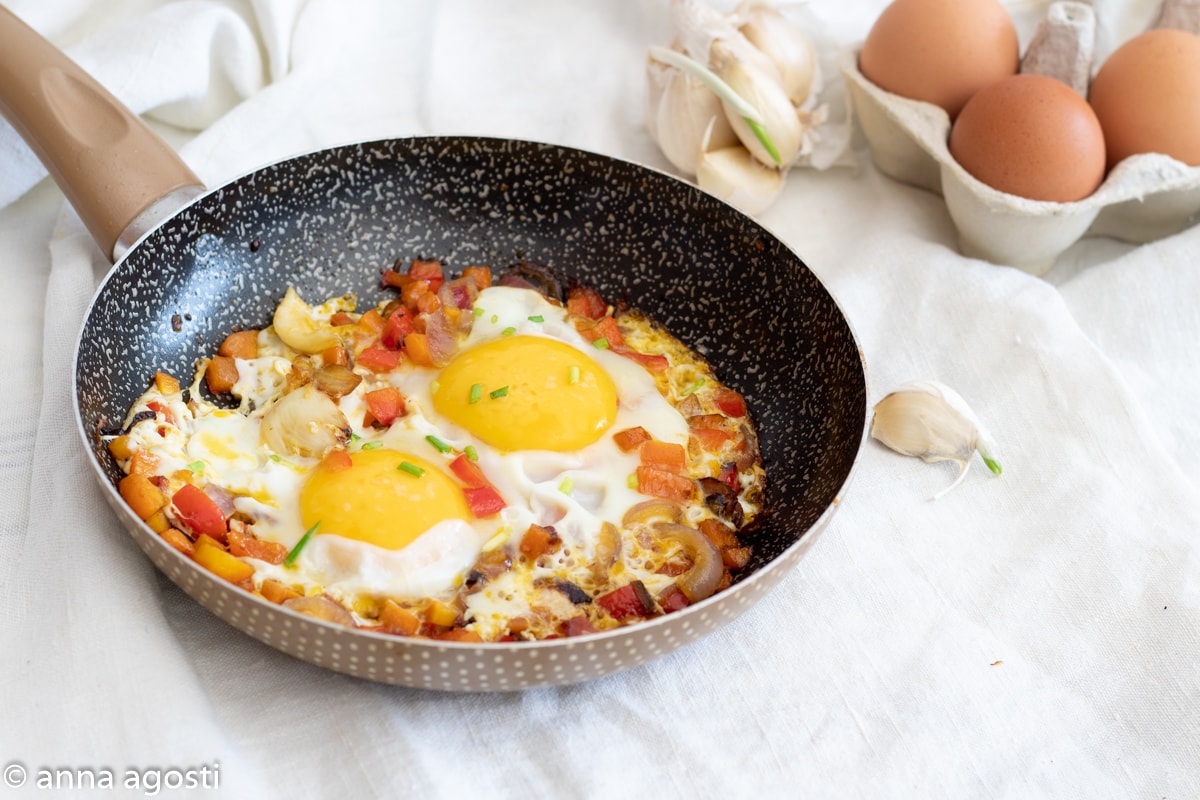 Ovos na frigideira com legumes de verão