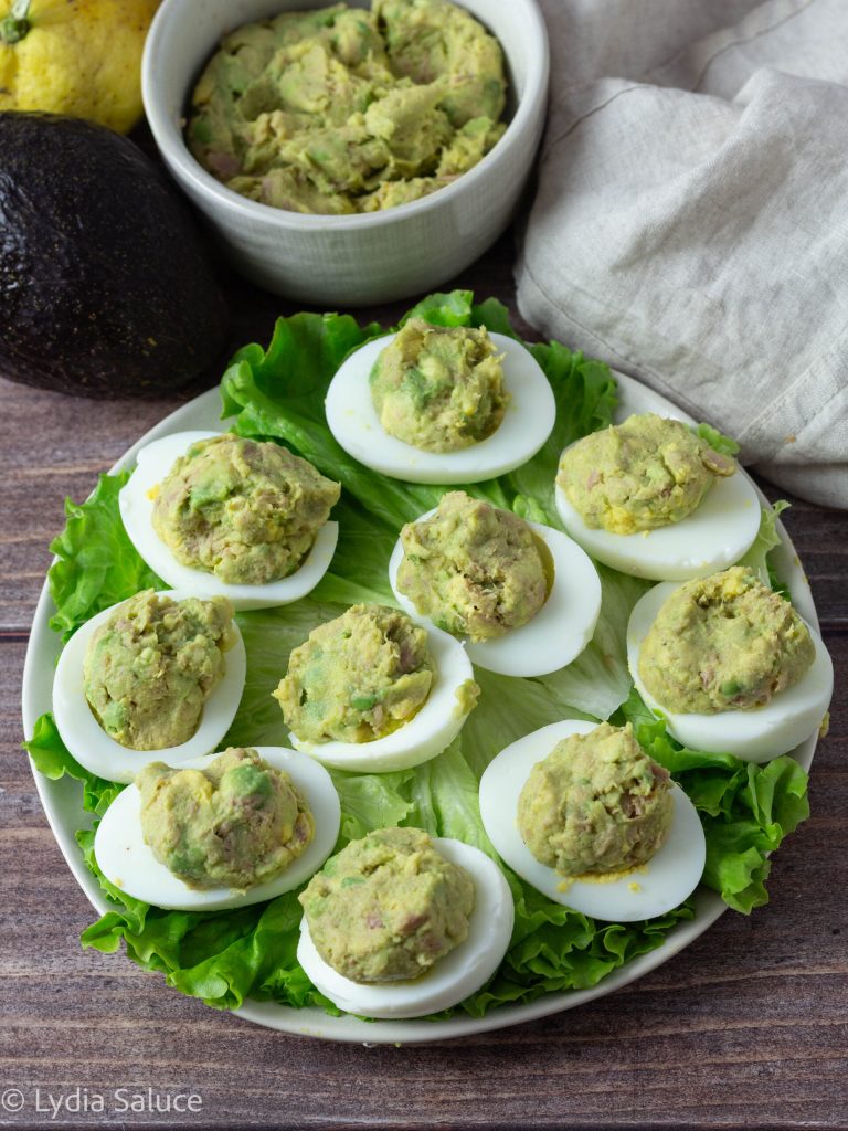 Ovos recheados com atum e abacate