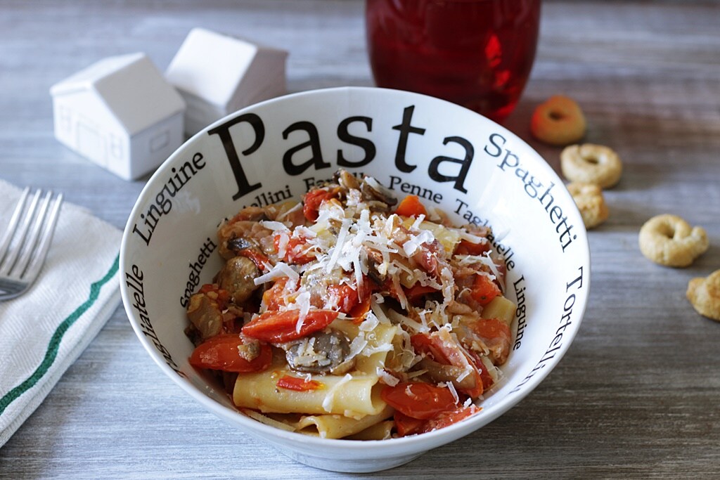 PACCHERI COM COGUMELOS E BACON