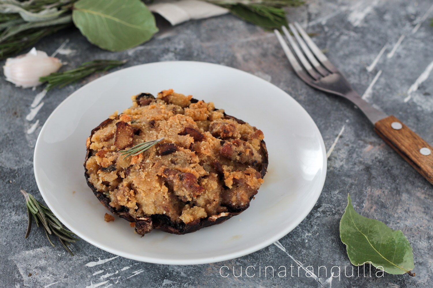 Cogumelos portobello com linguiça