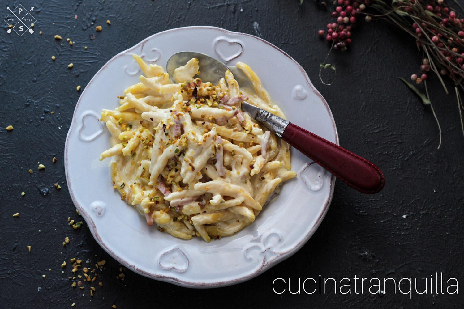 Trofie com queijo cremoso e speck