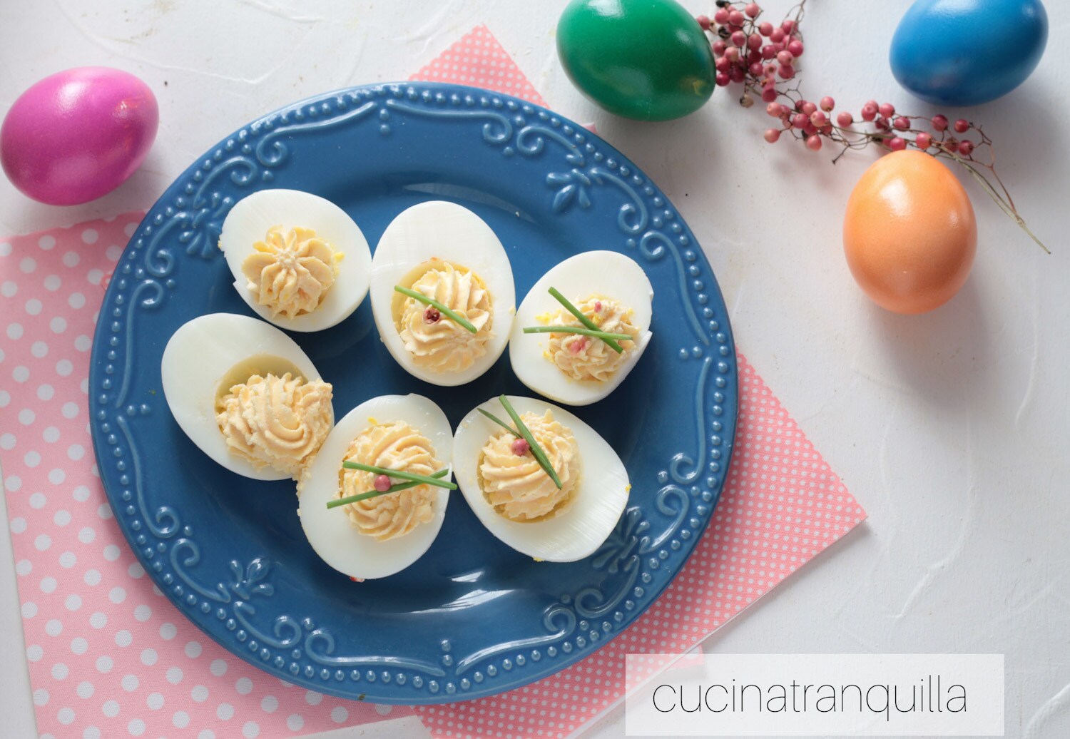 Ovos recheados com ricota e tomate