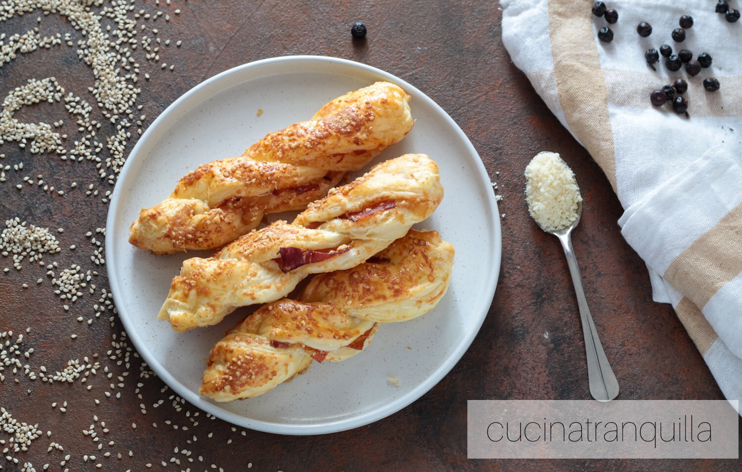Tranças salgadas com speck e queijo