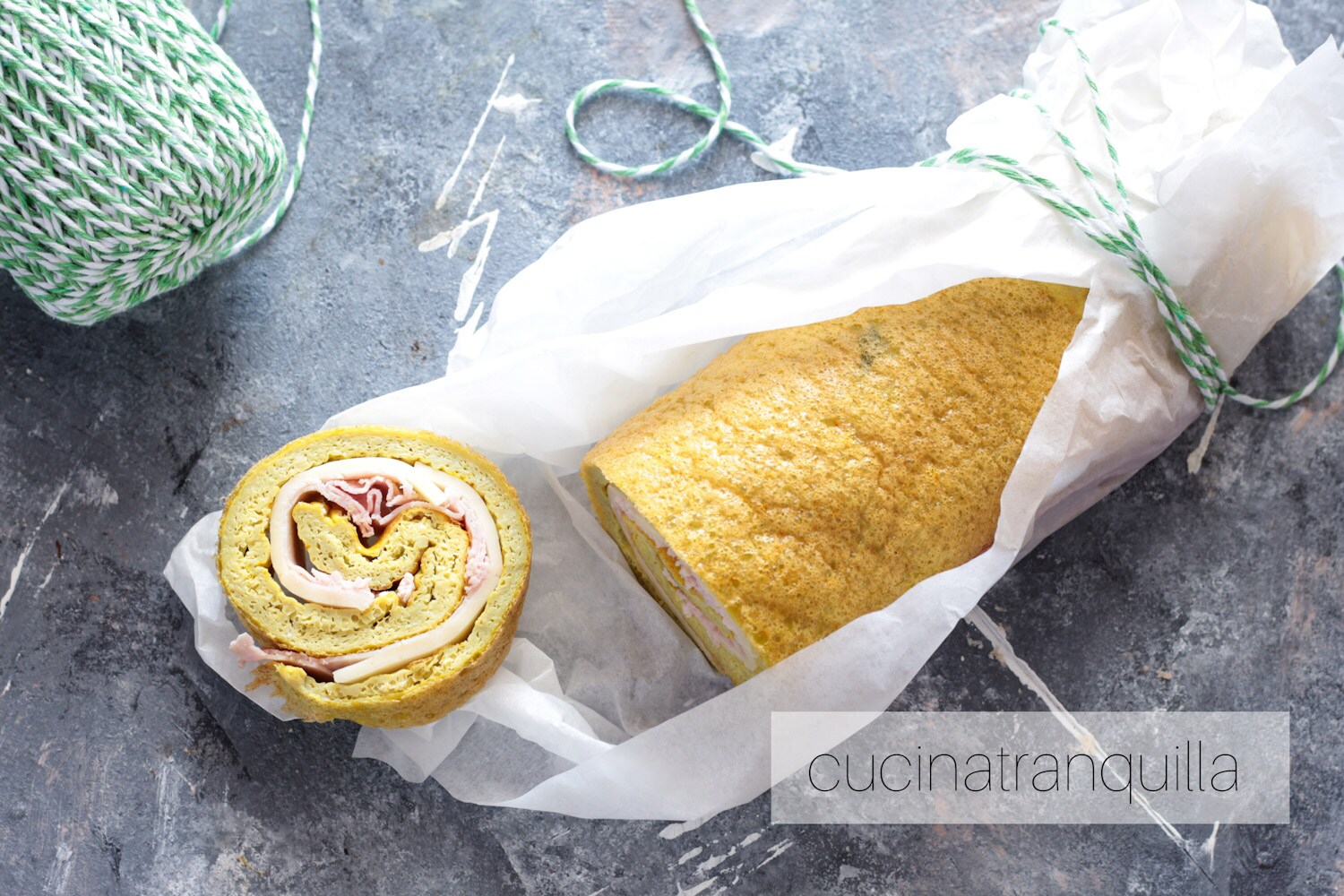 Rolo de omelete com açafrão e presunto cozido