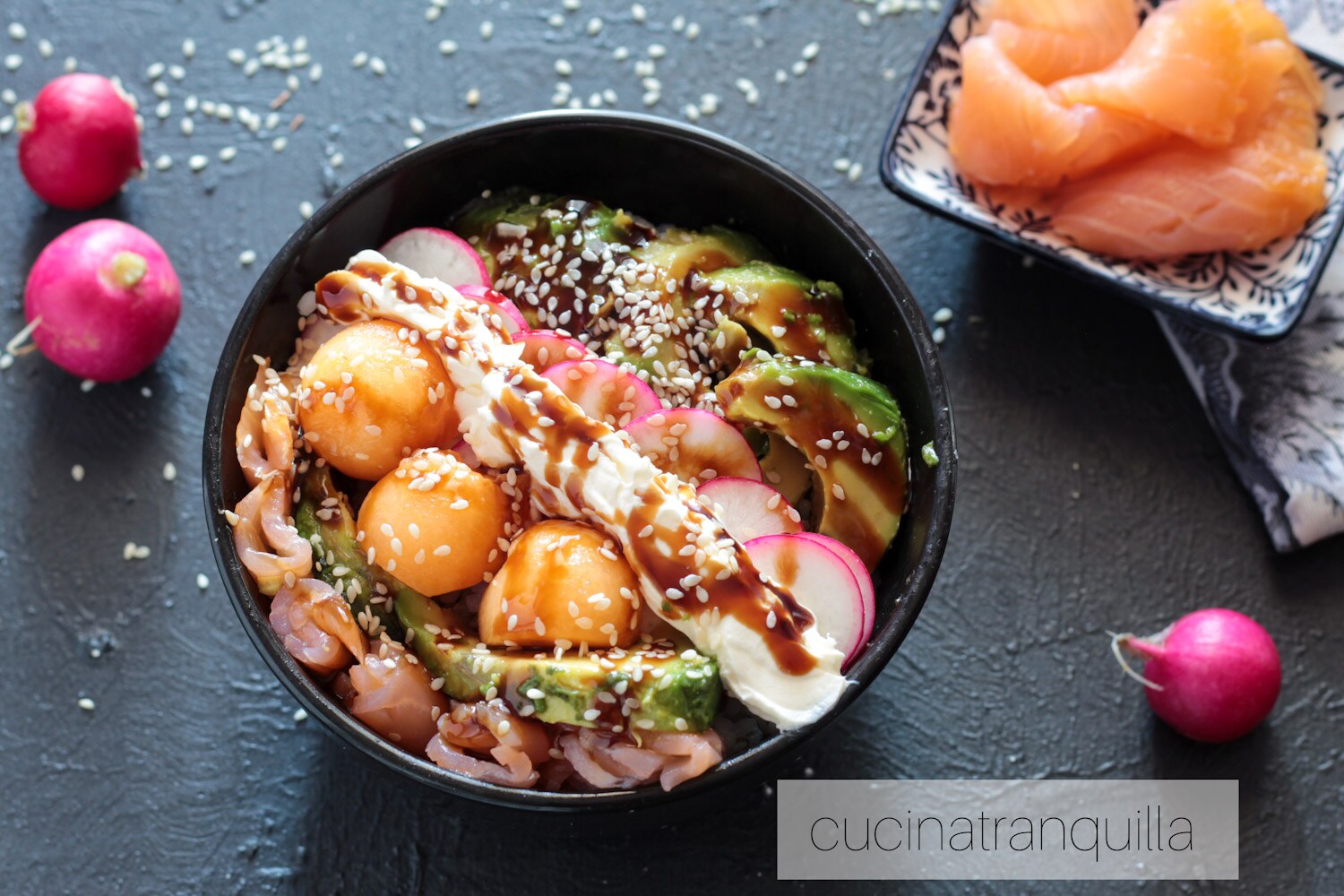 Poke de salmão com melão e abacate